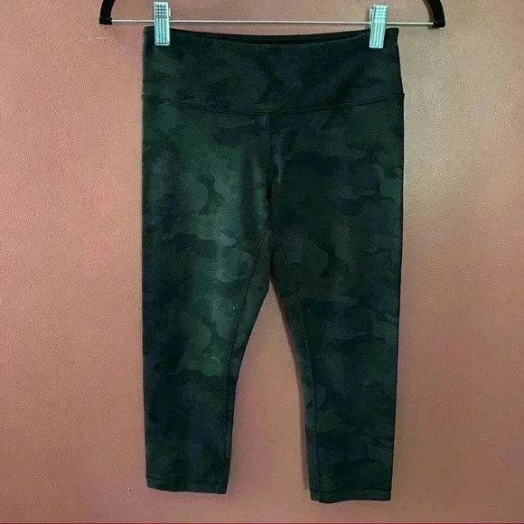 Lululemon Camo Capris Pants - Picture 1 of 8